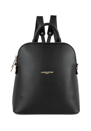 Sac à dos en cuir noir avec des bretelles réglables, un sommet arrondi, une surface texturée, un logo doré et des détails zippés sur le côté.