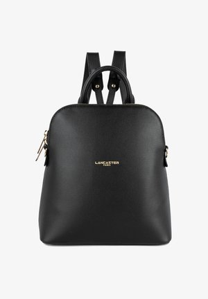 Sac à dos en cuir noir avec des bretelles réglables, un sommet arrondi, une surface texturée, un logo doré et des détails zippés sur le côté.