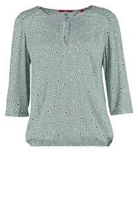 Haut vert avec un col rond, manches 3/4 et une patte de boutonnage. Tissu texturé, présentant de petits motifs floraux blancs et noirs.