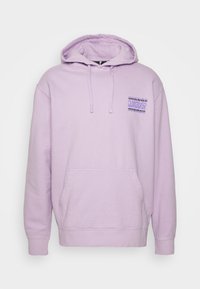 Pullover hoodie i ljus lavendel med en framficka, justerbar dragsko på huvan och en dekorativ logopatch på bröstet.