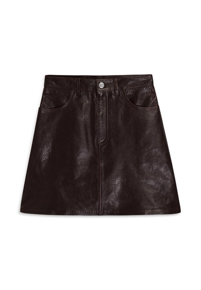 Gonna in pelle marrone con finitura lucida, dotata di due tasche frontali, zip e chiusura con bottone. Forma a campana con superficie texturizzata.