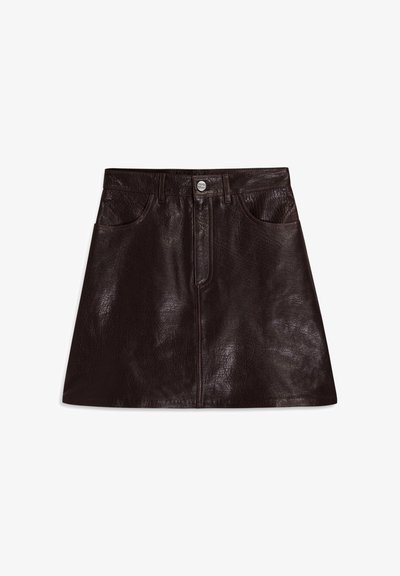 Gonna in pelle marrone con finitura lucida, dotata di due tasche frontali, zip e chiusura con bottone. Forma a campana con superficie texturizzata.
