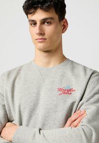 Wrangler LONG SLEEVE SMALL GRAPHIC CREW - Sudadera - mid grey mel