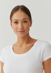 TATUUM ANTONIA 1  - Pamata T-krekls - white