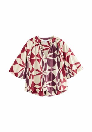 Korte mouwen blouse in crème met grote bordeauxrode en paarse geometrische patronen; heeft een V-hals en geplooide details op de schouders.