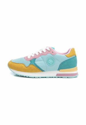 Zapatilla multicolor con parte superior de malla y gamuza en azul claro, rosa, amarillo y verde azulado, con una suela media blanca y un detalle de logo circular.