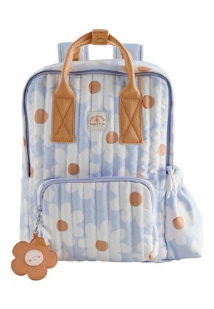 Svetlomodrý prešívaný batoh s veľkými bielymi kvetmi, kožené rukoväte, predné vrecko, bočné puzdro a usmievavá kľúčenka v tvare kvetu.