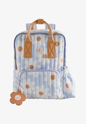 Jasnoniebieski pikowany plecak z dużymi białymi kwiatami, jasnobrązowymi uchwytami, przednią kieszenią, boczną kieszonką i uśmiechniętą brelokiem w kształcie kwiatu.