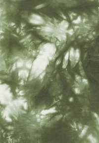 Bavlněná tkanina v různých odstínech zelené, se skvrnitým tie-dye designem se světlými a tmavými oblastmi, vytvářející texturovaný vzhled.