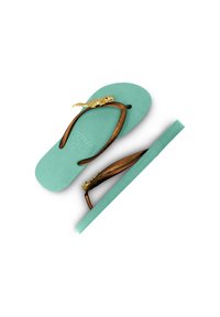 Tongs turquoise avec des semelles texturées ; les sangles brunes présentent un détail de crocodile doré ; design plat et léger.