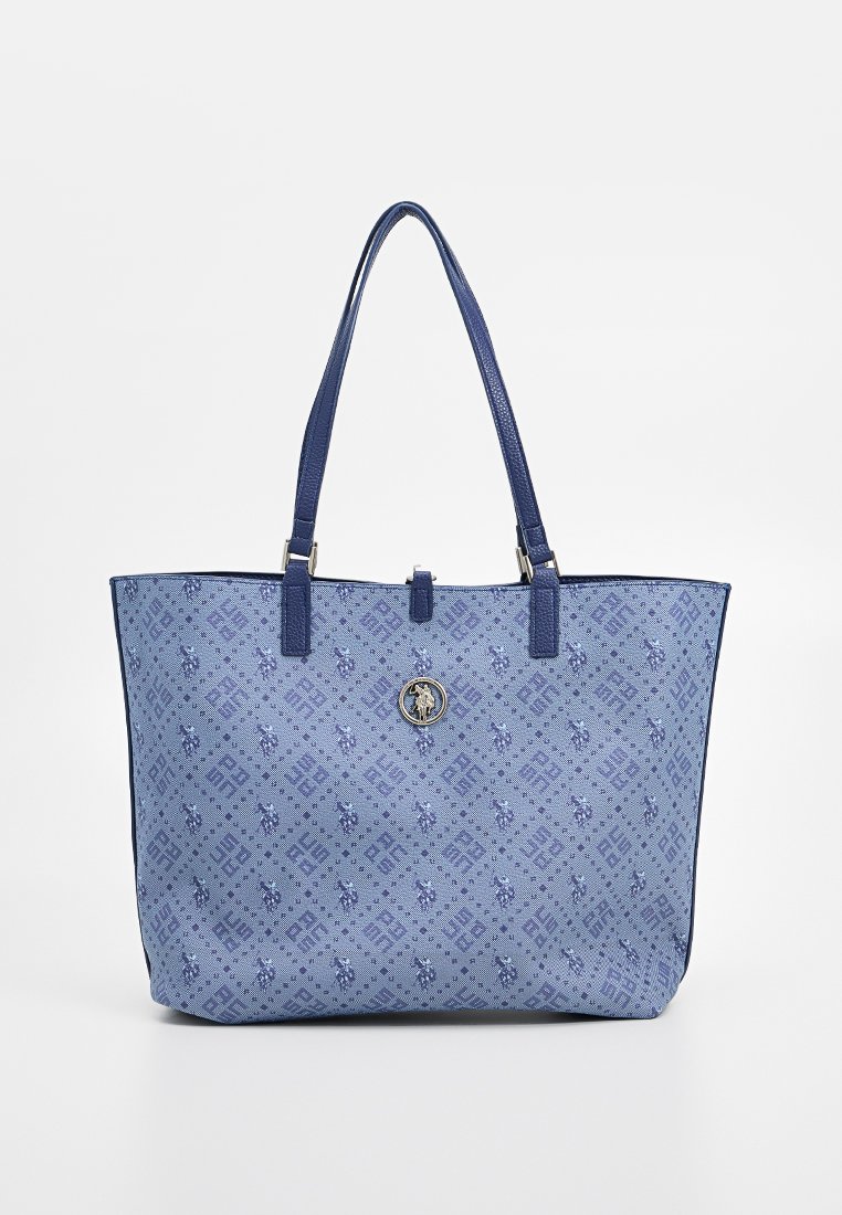 Bolso tote azul con material texturizado, patrón decorativo y asas en color marino. Presenta un logo circular en la parte delantera.