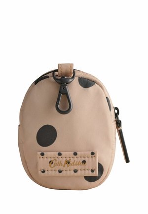 Borsa rotonda beige con pois neri, chiusura con zip e moschettone. Presenta un'etichetta cucita con il nome del marchio in oro.