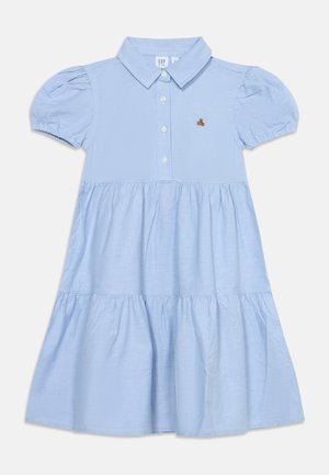 Robe bleu clair manches courtes pour tout-petit avec col, boutonnage devant, jupe froncée et petit détail brodé d’un ours en peluche sur la poitrine.