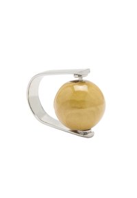 Metalowa obrączka z gładką, okrągłą koraliką w kolorze beżowym trzymaną między dwoma srebrnymi paskami w minimalistycznym wzornictwie biżuterii.