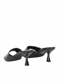 Mule in pelle verniciata nera con punta aperta e lati curvi, caratterizzate da un tacco sottile e una superficie liscia. Design minimalista senza decorazioni.