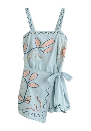 Robe sans manches bleu clair avec broderie florale rose et orange, bordure noire ondulée et un nœud à la taille avec des pampilles perlées.