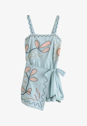 Világoskék ujjatlan ruha rózsaszín és narancssárga virágos hímzéssel, hullámos fekete szegéllyel és megkötött derékmasnival, gyöngyös bojtokkal.