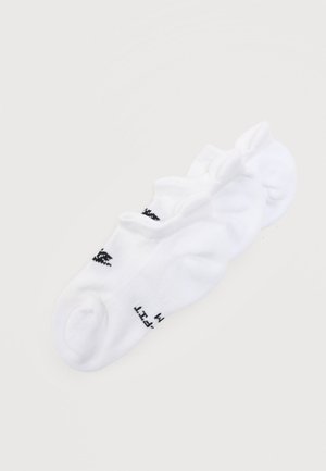 Par de calcetines blancos de corte bajo con detalle de texto en negro, mostrados planos sobre un fondo claro.