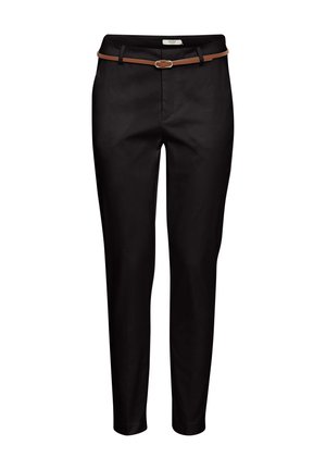 Juodi pritaikyti kelnės su slim fit ir rudu diržu. Audinys atrodo lygus, tinkamas tiek kasdienei, tiek formaliai progai.