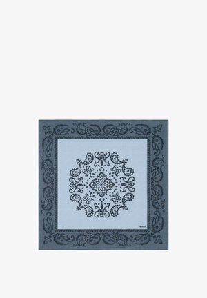 Vierkant lichtblauw zakdoekje met donkerblauwe paisley- en bloemmotieven in het midden en langs de rand, met het label "BOGGI" in een van de hoeken.