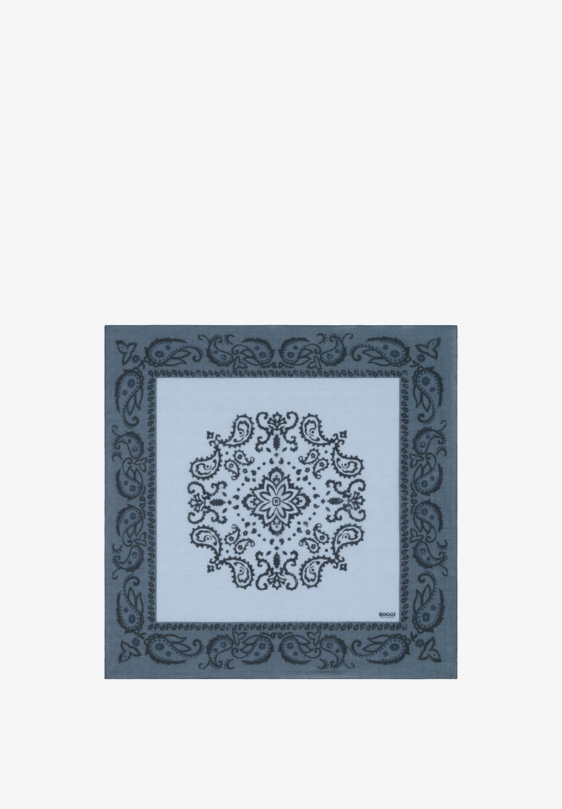 Mouchoir carré bleu clair avec des motifs cachemire et floraux bleu foncé au centre et sur la bordure, marqué "BOGGI" dans un coin.