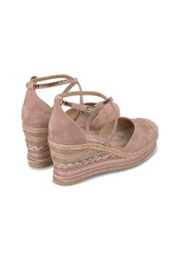 Sandales compensées en suede rose doux avec un design à lanières croisées, semelle en jute tressé et détails texturés sur le talon. Bride de cheville ajustable.