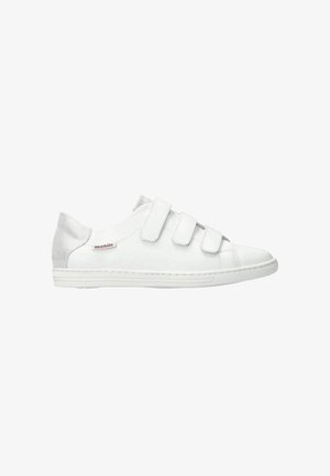 Baskets en cuir blanc avec trois bandes Velcro, un patch talon texturé en argent, une semelle profilée basse et une petite étiquette de logo sur le côté.