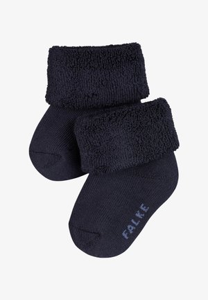 Chaussettes pour bébé bleu marine foncé avec des bords épais et repliés et le logo "FALKE" sur la semelle, en tissu doux et texturé.