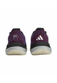 Scarpe Adidas con una tomaia testurizzata di un profondo viola, accenti neri, dettagli del logo e una suola in gomma con un motivo ondulato.