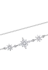 Srebrna bransoleta łańcuszkowa z trzema motywami gwiazd. Centralna gwiazda zdobiona wieloma małymi kryształkami, z dwoma mniejszymi gwiazdkami po obu stronach.