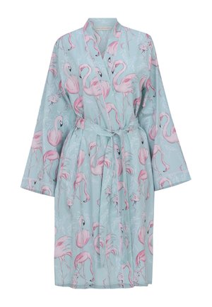 Jasnoniebieski szlafrok z różowym wzorem flamingów, długie rękawy i pasek do wiązania w talii.