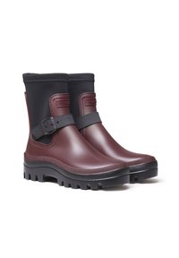 Botas de lluvia de goma burdeos con parte superior de neopreno negro, suela texturizada, detalle de correa ajustable y refuerzo en el borde superior.