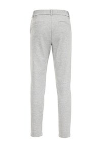 Světlé šedé slim-fit kalhoty s poutky na opasek a dvěma zadními kapsami, vystavené na bílé pozadí.