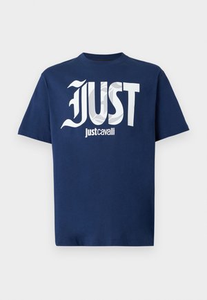 Marineblå kortærmet t-shirt med fed hvid tekst "JUST" og mindre "Just Cavalli" på forsiden.