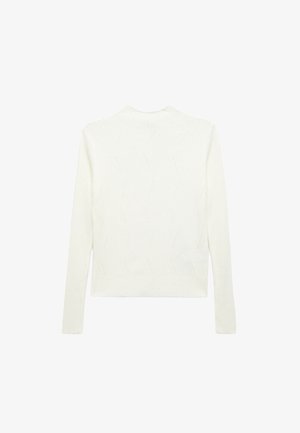 Biały sweter z prążkowanej dzianiny z długimi rękawami, z delikatnym wzorem w diamenty i okrągłym dekoltem. Teksturowany materiał dodaje wizualnego zainteresowania.