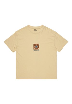 Kortärmad beige t-shirt i mjukt tyg, med en central grafik av en sol och texten "Quiksilver" i brun och grå.