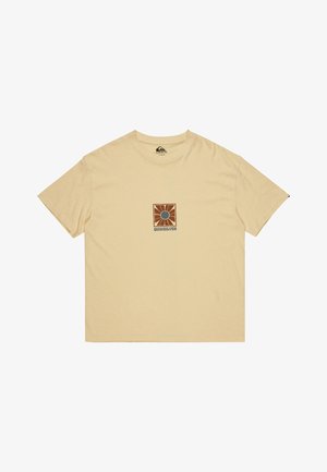 Kortermet beige t-skjorte laget av mykt stoff, med et sentralt grafisk bilde av en sol og "Quiksilver"-tekst i brunt og grått.
