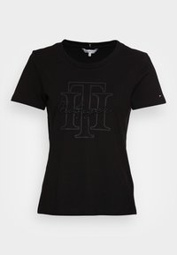 Sort bomulds T-shirt med korte ærmer. Har trykt sort logo og "Hilfiger" tekst på forsiden, rund halsudskæring og tætsiddende design.