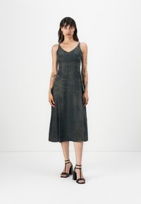 Temnozeleno jeans obleko s prilagojenim torzom, V-izrezom in A-linijskim krilom. Ima tanke naramnice in subtilno teksturo.