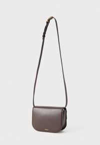 Dunkelbraune Ledertasche von Furla als Umhängetasche mit goldenem Logo, abgerundetem Klappverschluss und verstellbarem Riemen mit goldener Schnalle vor weißem Hintergrund.