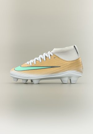 Fodboldstøvle med gyldent tekstureret overdel, hvide snørebånd, hvid sok-lignende krave, hvid sål og turkis Nike-swoosh på siden mod en neutral baggrund.