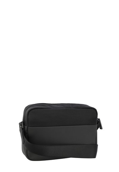 Sac messager noir de forme rectangulaire, en tissu texturé et matériau synthétique lisse. Dispose d'une bandoulière ajustable et d'une fermeture zippée.