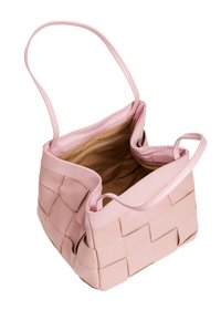Borsa tote in pelle rosa con design intrecciato, parte superiore aperta e doppie maniglie. Interno beige con una tasca con zip per una maggiore sicurezza.