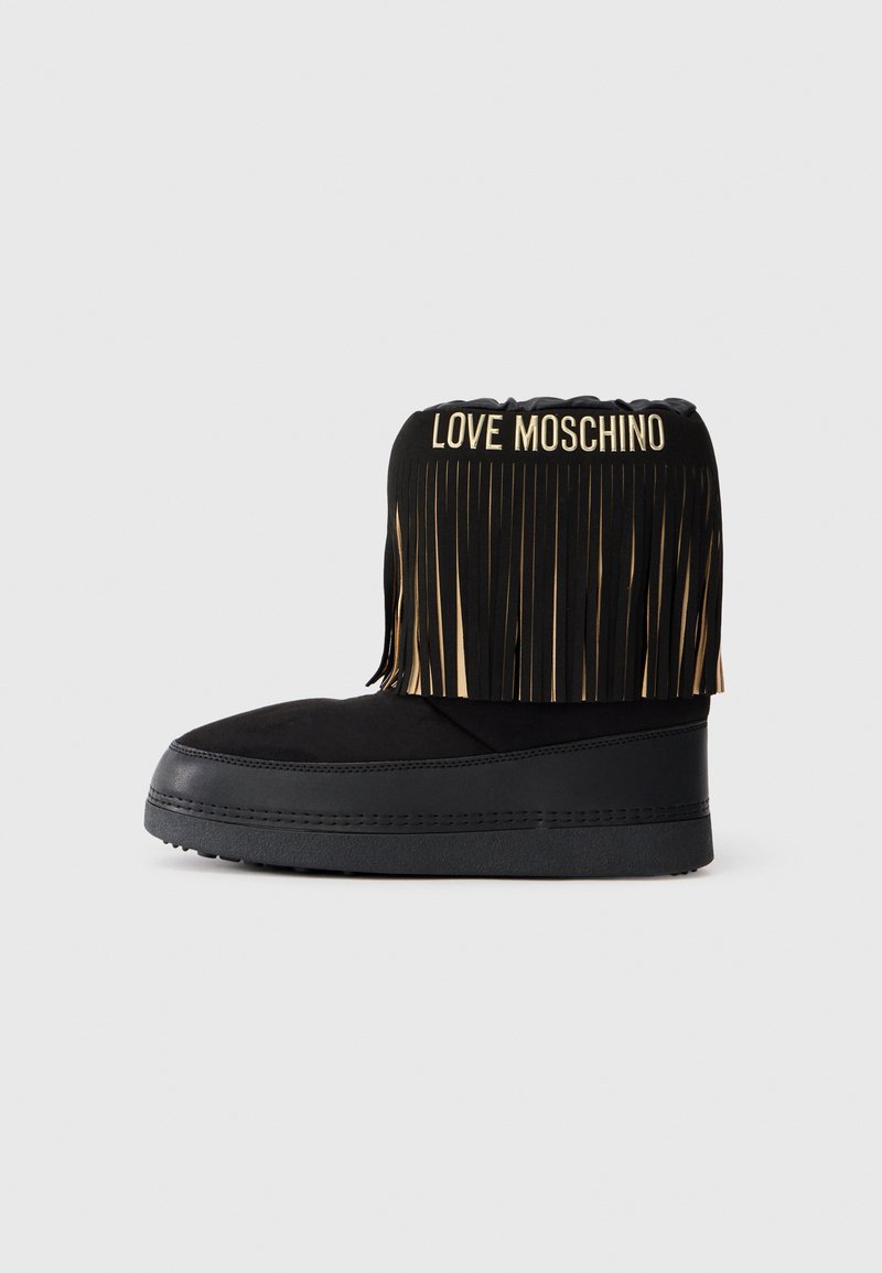 Melnas ziemas zābakus ar frizētu augšējo maliņu un zelta "LOVE MOSCHINO" logotipu uz vienkārša gaiša fona.