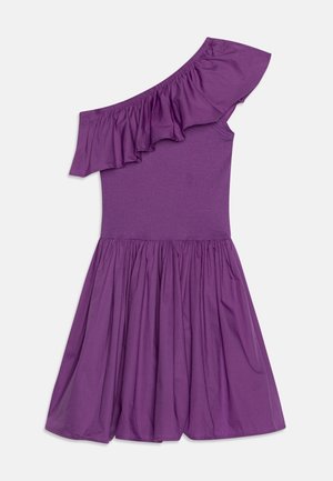 Robe violette à une épaule avec des détails froncés, réalisée en tissu doux. Présente un corsage ajusté et une jupe évasée avec une texture plissée.