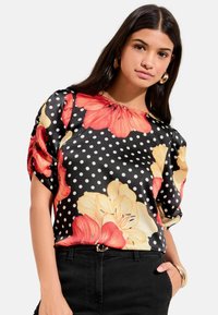 Nem kiválasztott, red floral spot