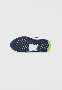 Semelle de chaussure avec un design texturé, dotée d'une base en caoutchouc bleu marine, d'un intermédiaire blanc et d'un accent au talon vert vif. Comprend des motifs de grip circulaires.