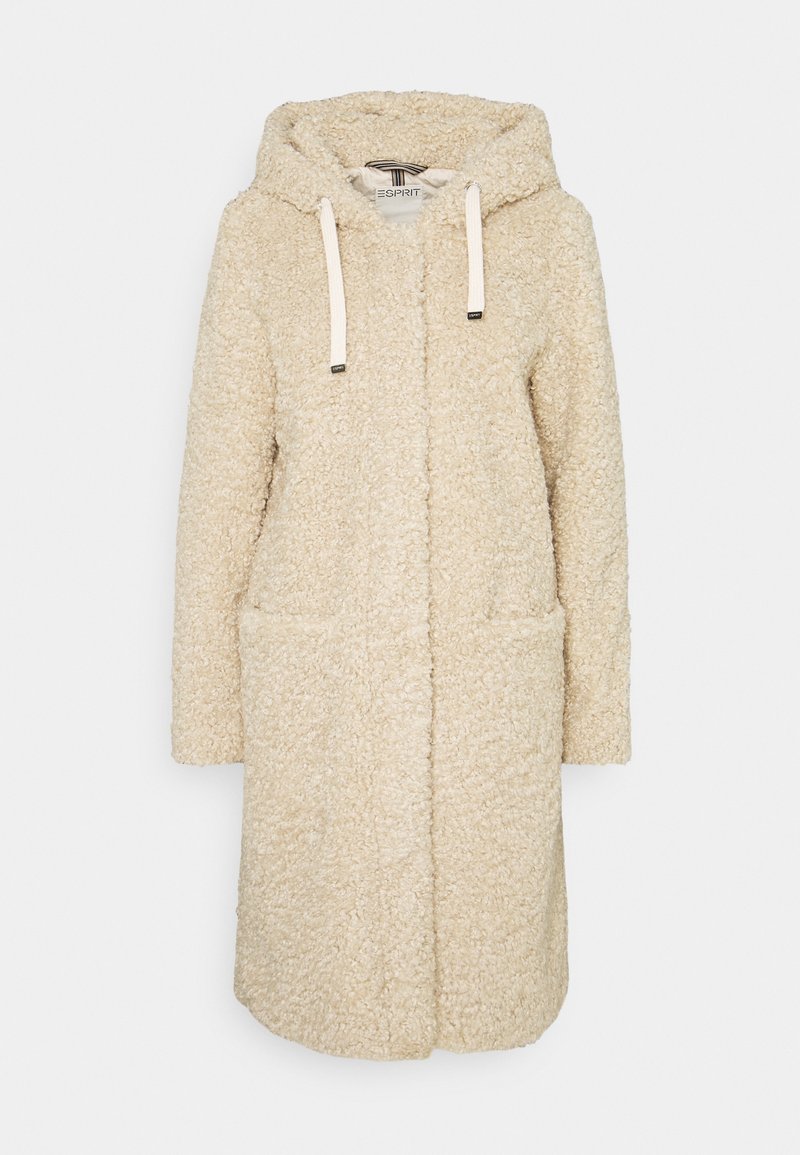 Cremefarbener Kunstpelzmantel mit Kapuze, ausgestattet mit einer Knopfleiste vorne und zwei Seitentaschen, präsentiert ein weiches, strukturiertes Material.