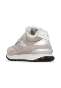 Sneaker beige e grigio con fodera in lana, dettagli metallici argentati, suola bianca e battistrada nero, vista dal lato retro-destro.