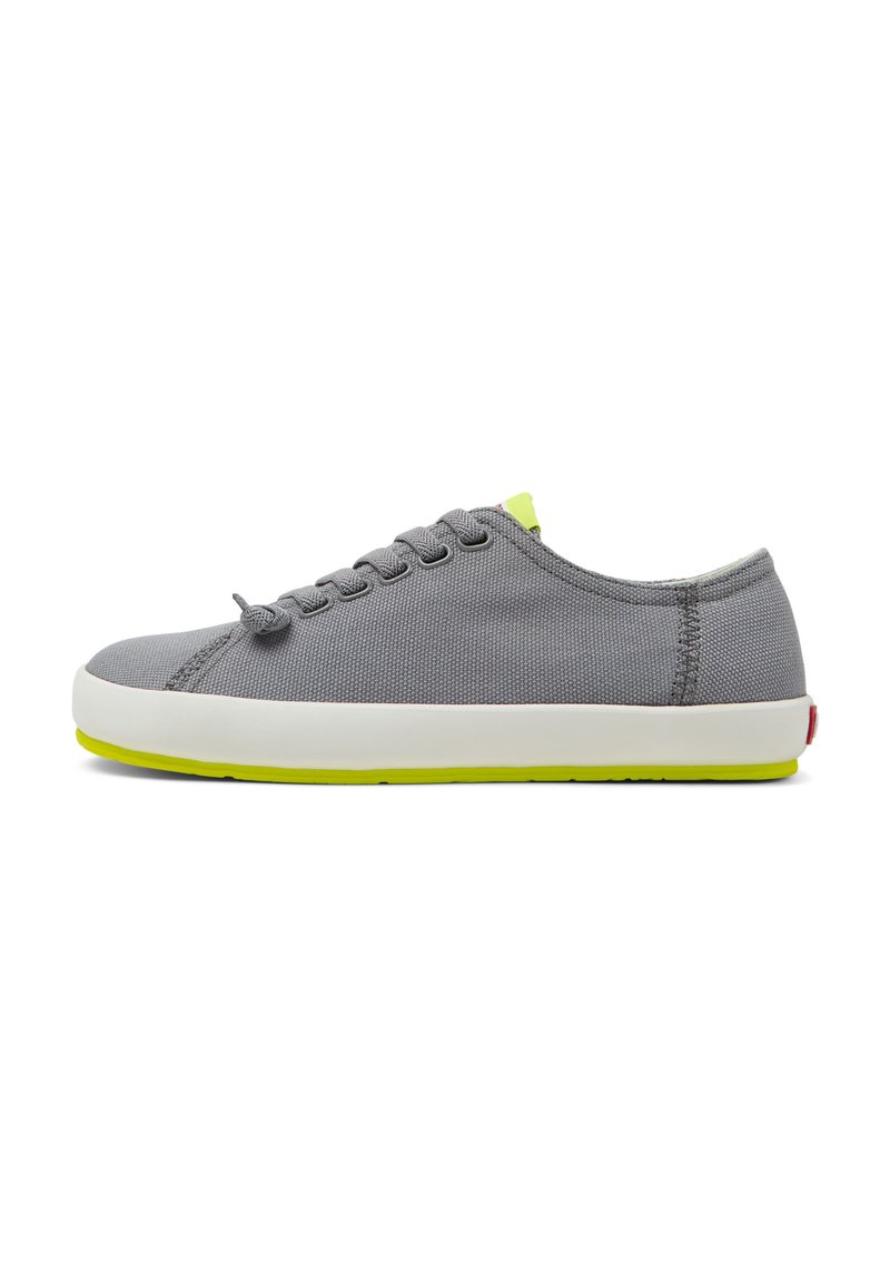 Sneaker in tessuto grigio con profilo basso, suola bianca e suola esterna verde brillante. Caratterizzato da lacci rotondi e un piccolo dettaglio sul tallone.